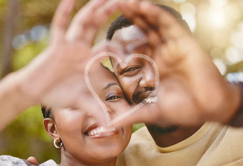 Hjärtikon och par med händer utomhus för romantik och engagemang i äktenskap med porträtt. afrikansk arkivfoto
