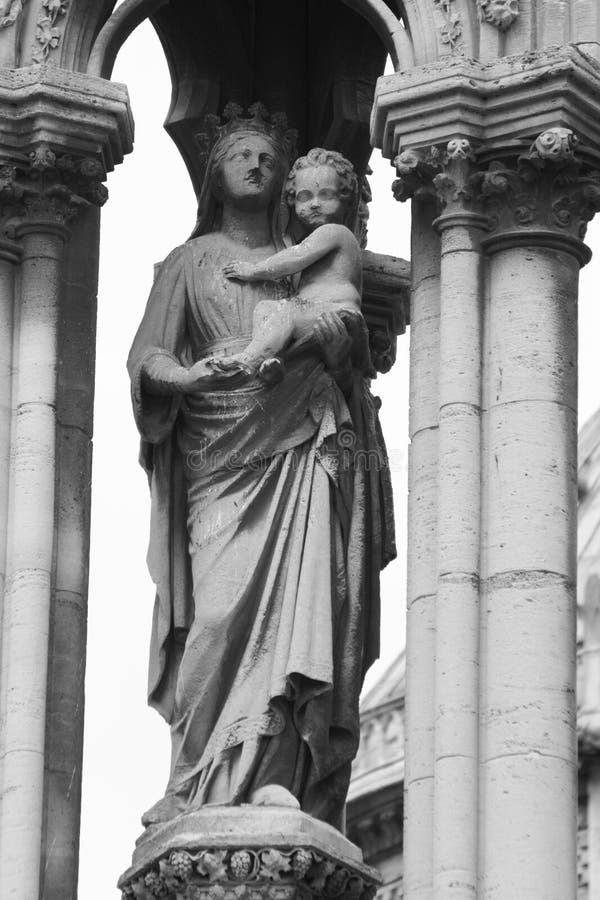 Hl. Mary vom gotischen Brunnen in Paris
