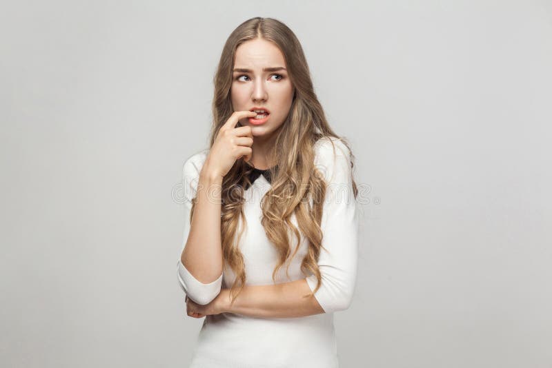 Hmm, lasci il ` s mio pensare Dita commoventi della bella donna di confusione fotografia stock Hmm, lasci il ` s mio pensare Dita commoventi della bella donna di confusione fotografia stock