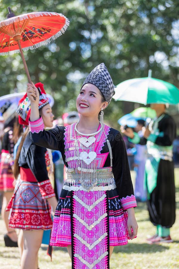 Hmong dziewczyna w piękny smokingowy kolorowym i moda mieszająca między kulturą nową i starą, jesteśmy handmade dla Hmong nowego obrazy stock Hmong dziewczyna w piękny smokingowy kolorowym i moda mieszająca między kulturą nową i starą, jesteśmy handmade dla Hmong nowego obrazy stock