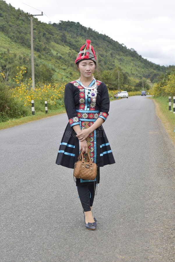 Hmong flicka med caltureklänningen och lotusblomma royaltyfri bild Hmong flicka med caltureklänningen och lotusblomma royaltyfri bild