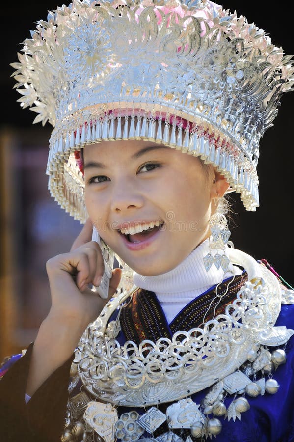 Hmong flicka med den mobila telefonen royaltyfri foto Hmong flicka med den mobila telefonen royaltyfri foto