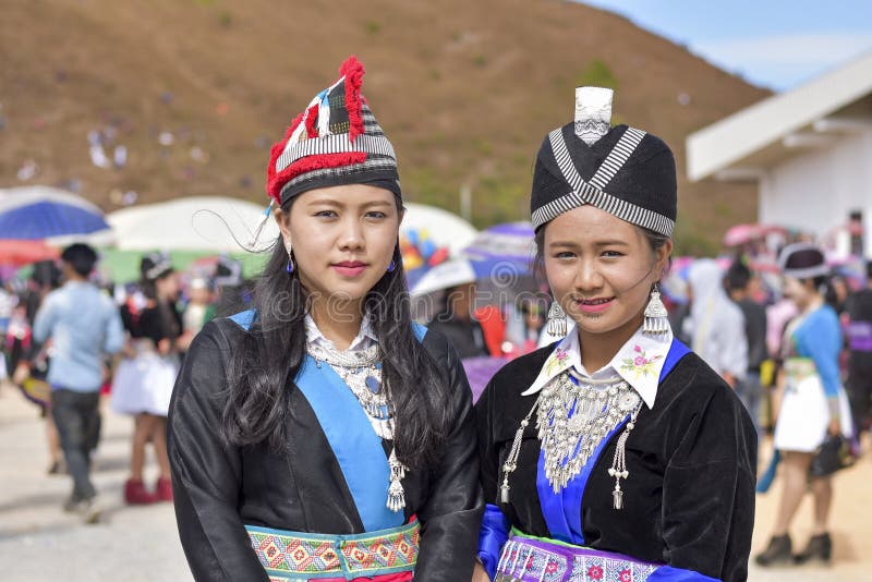 Hmong flicka med traditionsdressingen i nytt år arkivbild Hmong flicka med traditionsdressingen i nytt år arkivbild