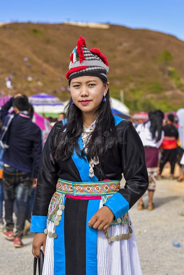Hmong flicka med traditionsdressingen i nytt år royaltyfri foto Hmong flicka med traditionsdressingen i nytt år royaltyfri foto