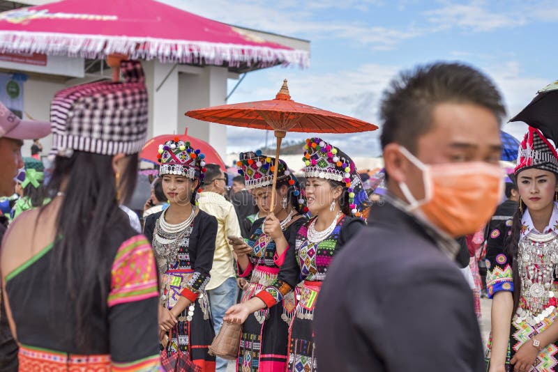Hmong flickadressing i nytt år arkivfoton Hmong flickadressing i nytt år arkivfoton