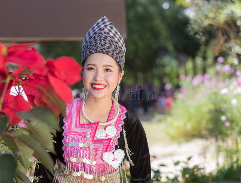 Hmong-Mädchen im schönen Kleid, das bunt ist und Mode, die zwischen neuer und alter Kultur gemischt werden, ist für Festival neue stockfoto Hmong-Mädchen im schönen Kleid, das bunt ist und Mode, die zwischen neuer und alter Kultur gemischt werden, ist für Festival neue stockfoto