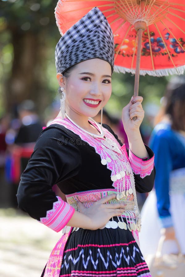 Hmong-Mädchen im schönen Kleid, das bunt ist und Mode, die zwischen neuer und alter Kultur gemischt werden, ist für Festival neue stockfotografie Hmong-Mädchen im schönen Kleid, das bunt ist und Mode, die zwischen neuer und alter Kultur gemischt werden, ist für Festival neue stockfotografie