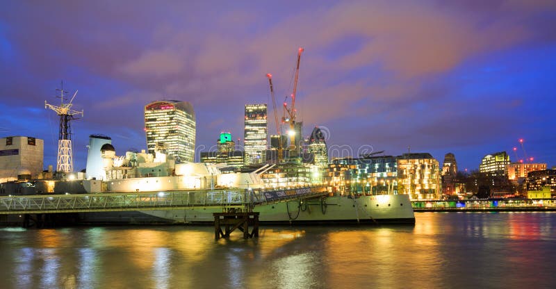 HMS在泰晤士河照亮的贝尔法斯特 免版税图库摄影