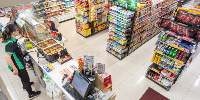 Ho Chi Minh City: een interieur van een supermarkt van de Familie Mart met een winkelassistent, snel voedselvertrek en rekken met stock afbeelding Ho Chi Minh City: een interieur van een supermarkt van de Familie Mart met een winkelassistent, snel voedselvertrek en rekken met stock afbeelding