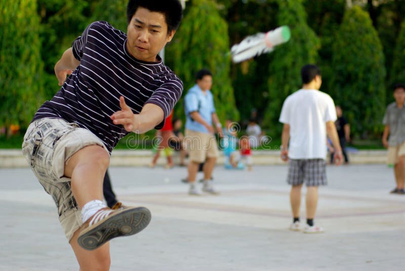 Ho Chi Minh City - 23 maggio: Uomo non identificato di sport che dà dei calci allo shu fotografie stock Ho Chi Minh City - 23 maggio: Uomo non identificato di sport che dà dei calci allo shu fotografie stock