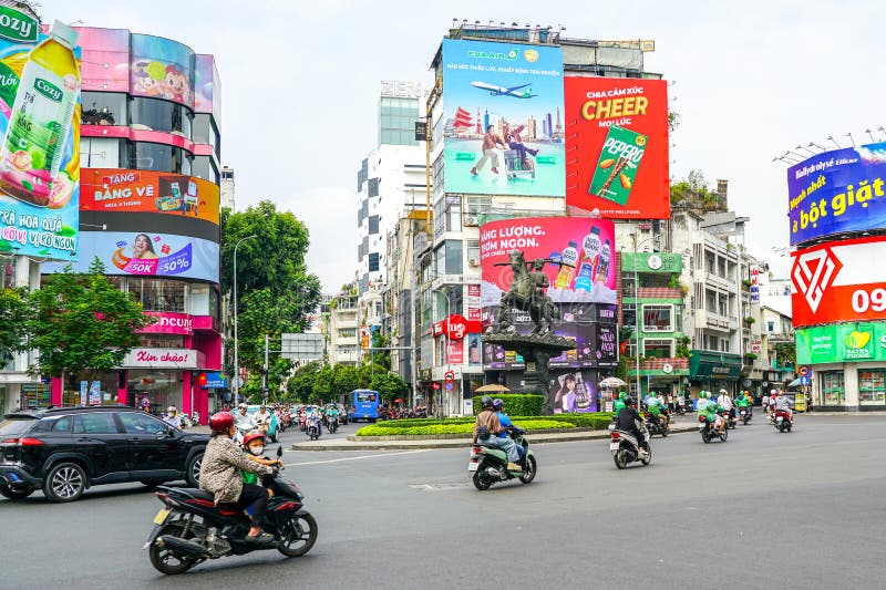 Ho Chi Minh City Wietnam marzec 16 2025 r. : Rondo z rzeźbą jeździecką Thanh Giong obraz stock