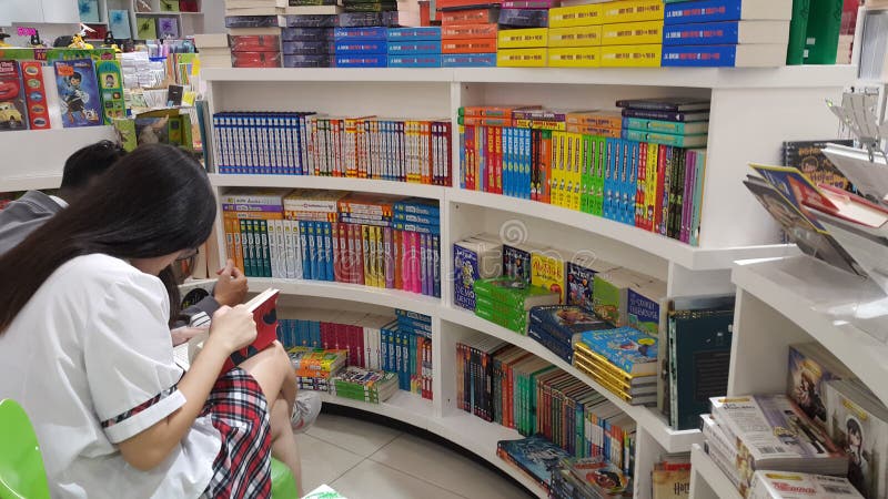 Ho Chi Minh miasto, Wietnam: Dwa ucznia są czytelniczymi książkami w bookstore obraz royalty free Ho Chi Minh miasto, Wietnam: Dwa ucznia są czytelniczymi książkami w bookstore obraz royalty free