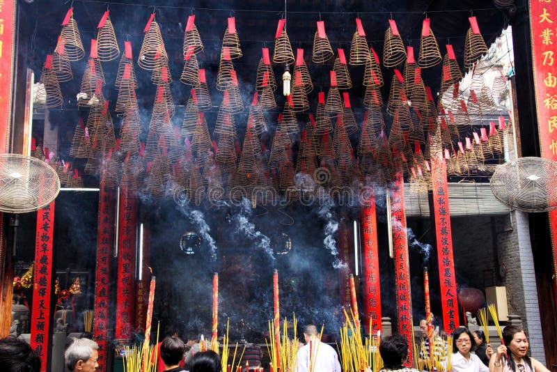 HO CHI MINH miasto WIETNAM, STYCZEŃ, - 5 2015: Wśrodku Buddyjskiej świątyni z obwieszenie spirali kadzidła zwitkami i palenie kij obrazy stock HO CHI MINH miasto WIETNAM, STYCZEŃ, - 5 2015: Wśrodku Buddyjskiej świątyni z obwieszenie spirali kadzidła zwitkami i palenie kij obrazy stock