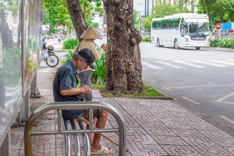 Ho Chi Minh miasto Wietnam, Wrzesień, - 1, 2018: niezdefiniowany mężczyzna dostaje everything przygotowywa przed dostawać na auto zdjęcie stock Ho Chi Minh miasto Wietnam, Wrzesień, - 1, 2018: niezdefiniowany mężczyzna dostaje everything przygotowywa przed dostawać na auto zdjęcie stock
