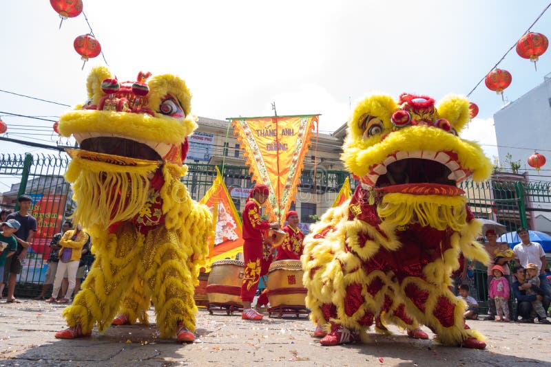 Ho Chi Minh, Vietname - 18 de fevereiro de 2015 dança do leão para comemorar o ano novo lunar no pagode de Thien Hau fotos de stock Ho Chi Minh, Vietname - 18 de fevereiro de 2015 dança do leão para comemorar o ano novo lunar no pagode de Thien Hau fotos de stock
