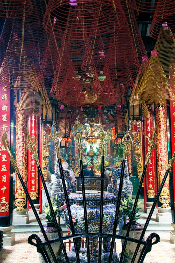 HO CHI MINH VILLE, VIETNAM - 5 JANVIER 2015 : Temple bouddhiste intérieur avec accrocher les bobines en spirale d'encens et les b photos stock HO CHI MINH VILLE, VIETNAM - 5 JANVIER 2015 : Temple bouddhiste intérieur avec accrocher les bobines en spirale d'encens et les b photos stock