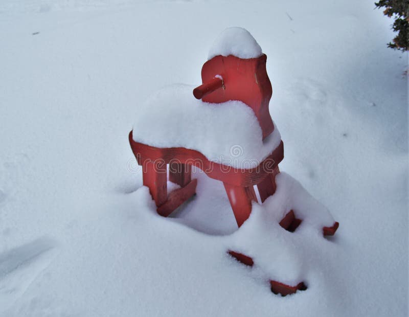 Hobbelpaard in Sneeuw wordt behandeld die stock fotografie Hobbelpaard in Sneeuw wordt behandeld die stock fotografie