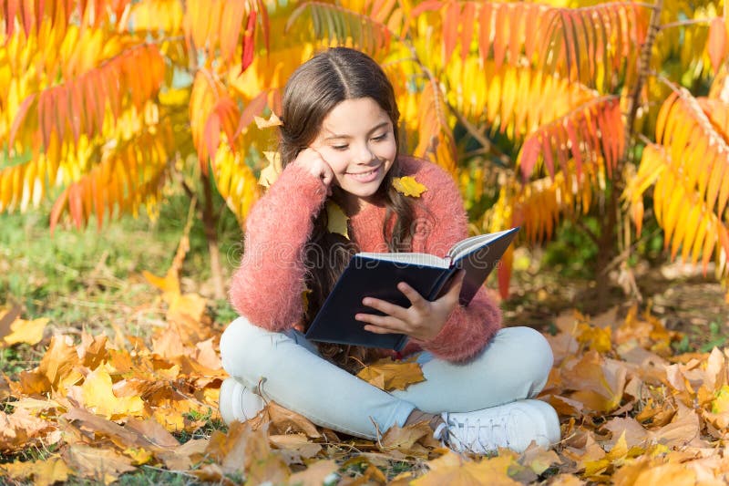 Hobby e interessi Il bambino ama leggere Studio di Schoolgirl Studiate ogni giorno Giornata autunnale per la lettura delle ragazz