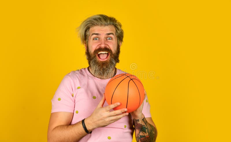 Jogador de homem feliz joga bola de basquete através da vitória na