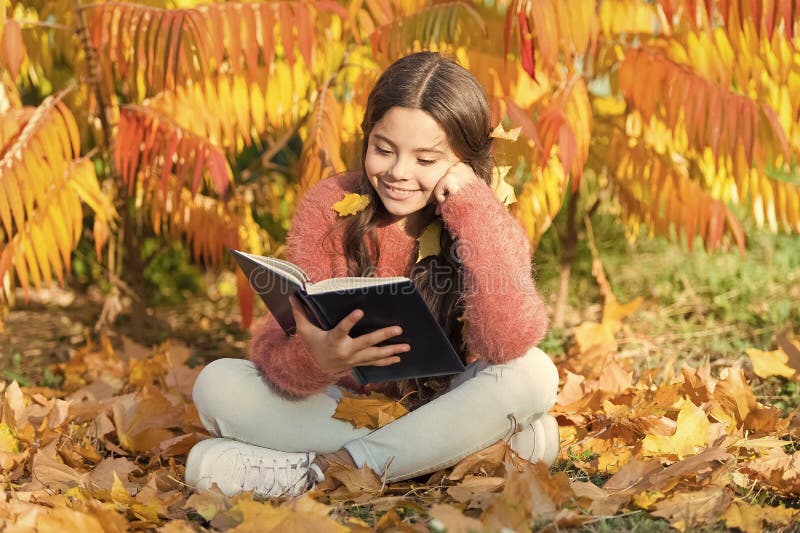 Hobby en belangen Kind geniet van lezen Schoolgirl studie Dagelijks onderzoek Meisje leest boek herfstdag Klein kind