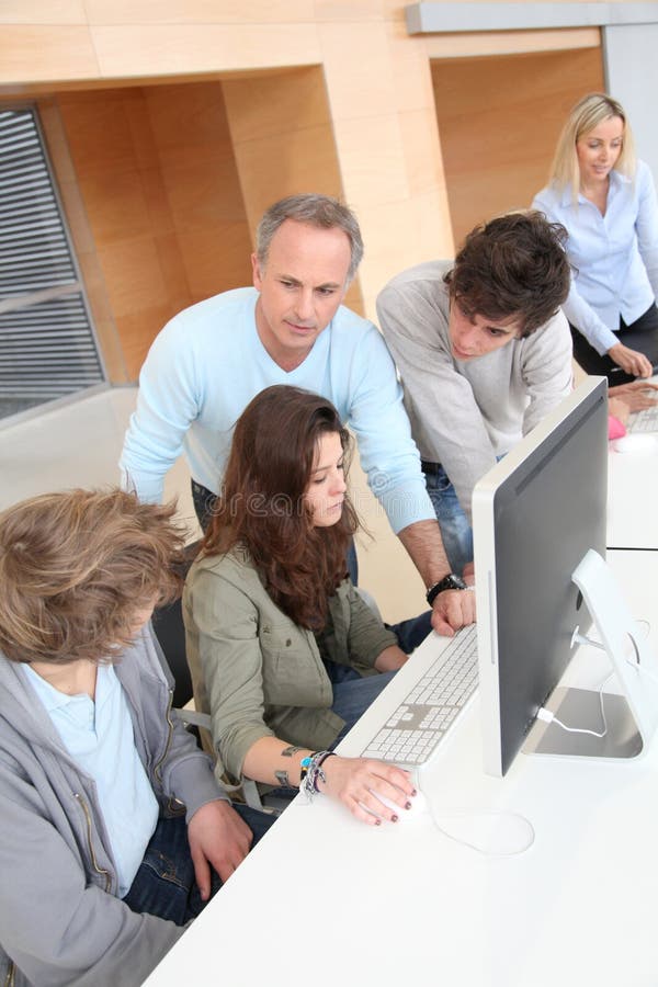 Hoch-Schueler im Computertraining stockfoto Hoch-Schueler im Computertraining stockfoto