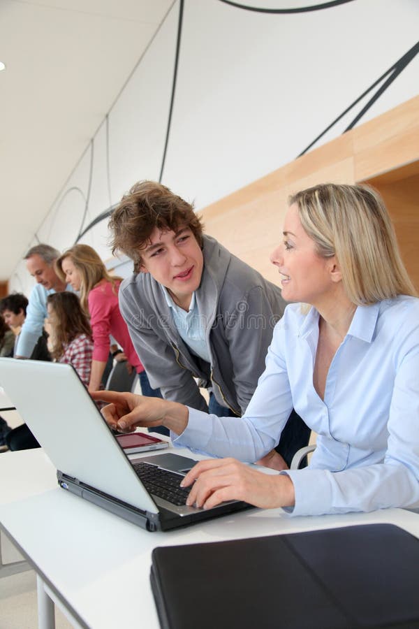 Hoch-Schueler im Computertraining stockbild Hoch-Schueler im Computertraining stockbild