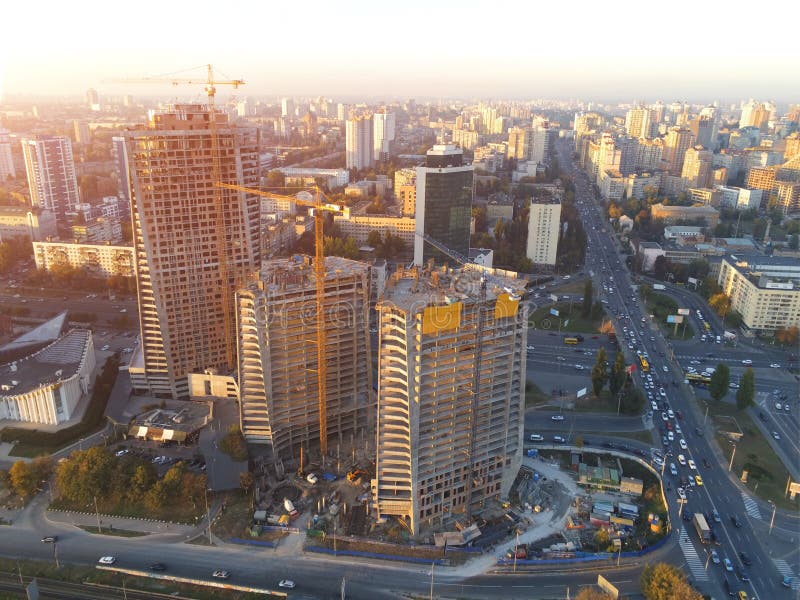 Hochbaustandort des hohen Turms Industrieller Kran der Wanze Luftbrummenansicht Metropolenstadtentwicklung lizenzfreie stockfotos Hochbaustandort des hohen Turms Industrieller Kran der Wanze Luftbrummenansicht Metropolenstadtentwicklung lizenzfreie stockfotos