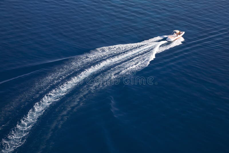 Hochgeschwindigkeitsmotorboot auf dem Roten Meer