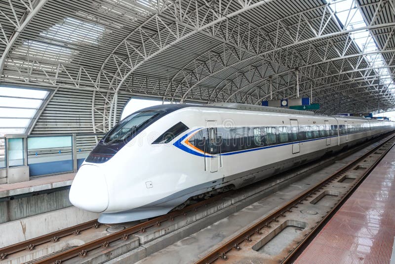 Hochgeschwindigkeitszug am Bahnhof stockbild Hochgeschwindigkeitszug am Bahnhof stockbild
