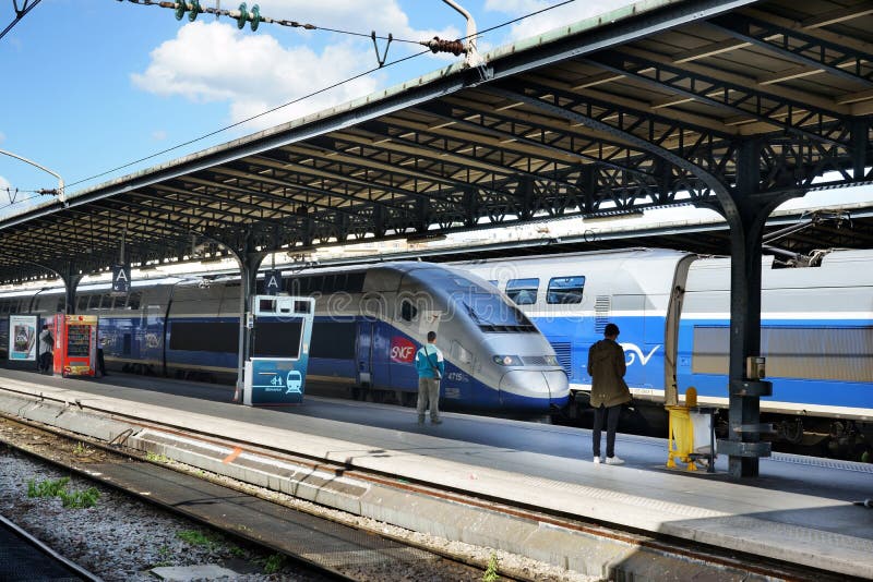 Bahnhof Paris-Est TGV-Maschinen, -arbeitskräfte Und -reisende