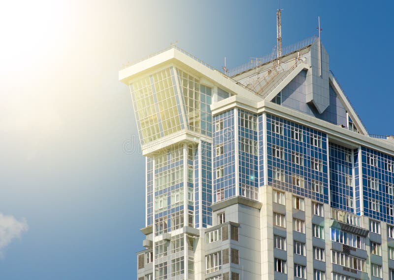 Hochhaushaus modern lizenzfreie stockbilder Hochhaushaus modern lizenzfreie stockbilder