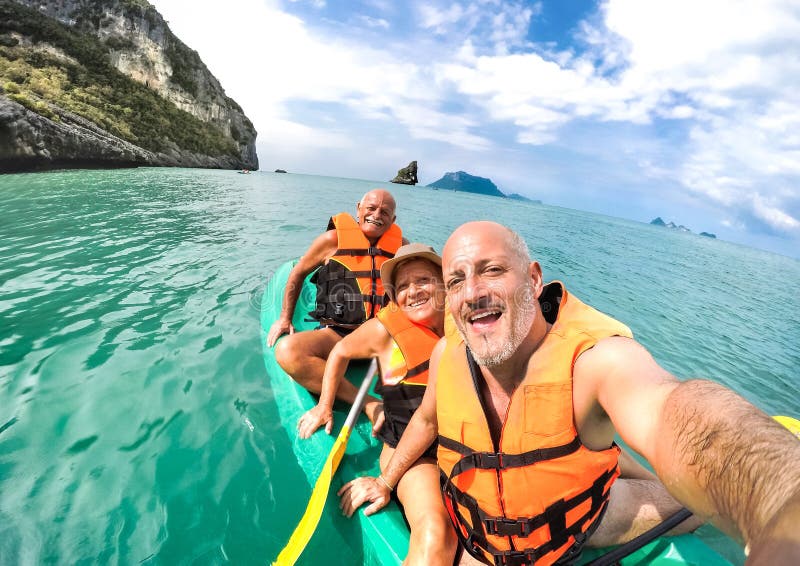 Hochrangige Mutter und Vater mit Sohn, die sich bei Kayak-Exkursionen in Thailand selbst holen - Abenteuerreise in Südostasien lizenzfreie stockbilder Hochrangige Mutter und Vater mit Sohn, die sich bei Kayak-Exkursionen in Thailand selbst holen - Abenteuerreise in Südostasien lizenzfreie stockbilder