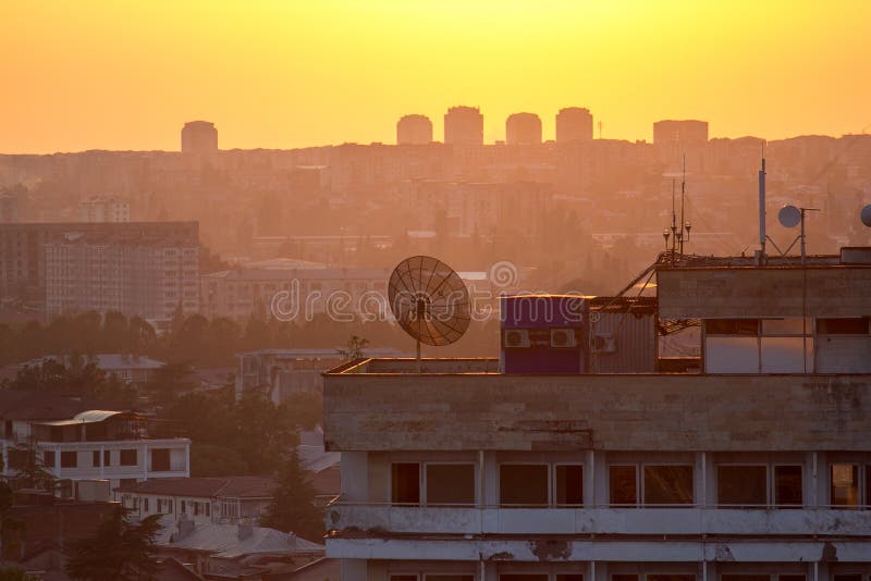 Hochroter Abendsonnenuntergang, Sukhum, Abchasien lizenzfreie stockfotografie Hochroter Abendsonnenuntergang, Sukhum, Abchasien lizenzfreie stockfotografie