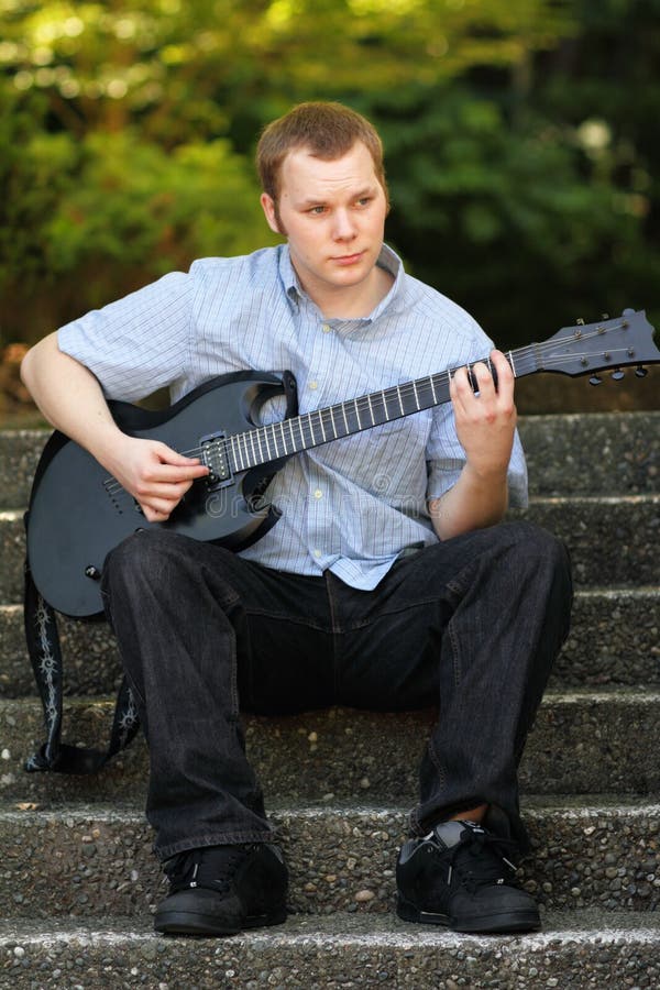 College-Teenager mit Gitarre stockfoto