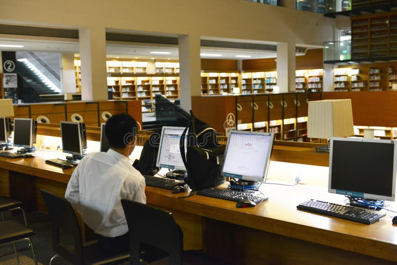 Hochschulstudentgebrauchscomputer in Shantou-Universitätsbibliothek, die schönste Universitätsbibliothek in Asien