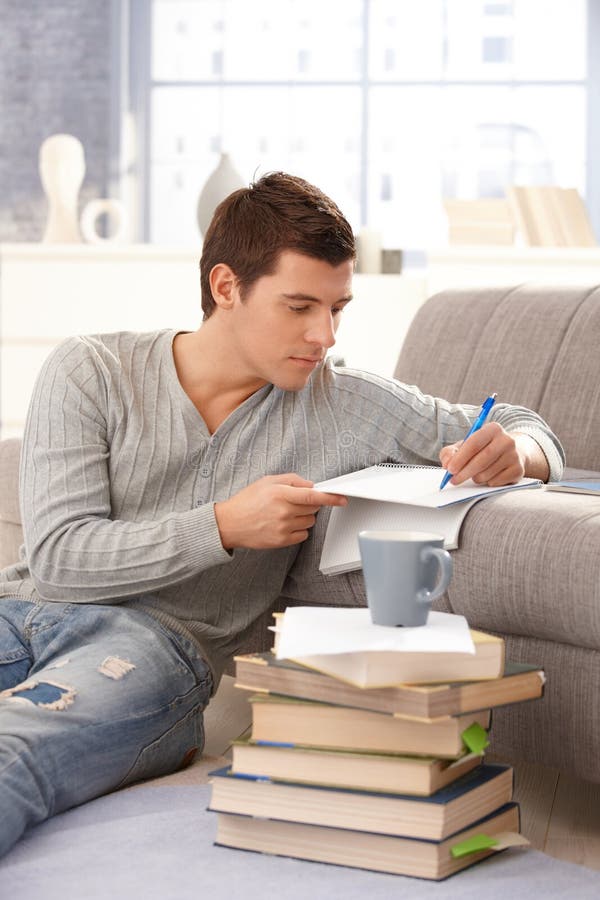 Hochschulstudentschreibensanmerkungen zu Hause lizenzfreies stockbild Hochschulstudentschreibensanmerkungen zu Hause lizenzfreies stockbild