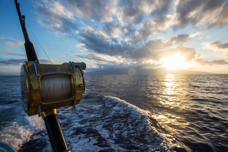 Hochseefischerei-Spule auf einem Boot während des Sonnenaufgangs
