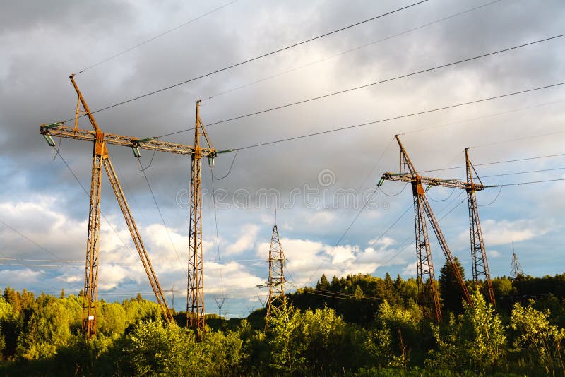 Hochspannungsleitungen bei Sonnenuntergang Stromverteilung sta lizenzfreie stockfotografie Hochspannungsleitungen bei Sonnenuntergang Stromverteilung sta lizenzfreie stockfotografie