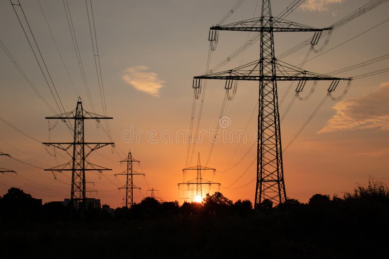 Hochspannungslinie, Energie für Leute, bei Sonnenuntergang lizenzfreies stockfoto Hochspannungslinie, Energie für Leute, bei Sonnenuntergang lizenzfreies stockfoto