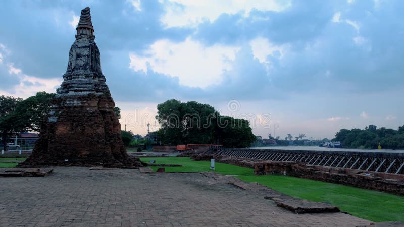 Hochwasser am Fluss in ayutthaya thailand in wat chaiwatthanaram während Sonnenuntergang Monsun Saison