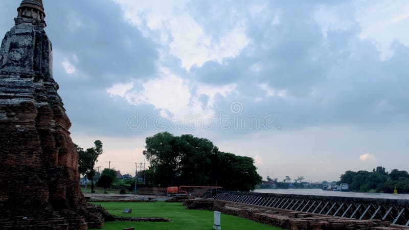 Hochwasser am Fluss in ayutthaya thailand in wat chaiwatthanaram während Sonnenuntergang Monsun Saison