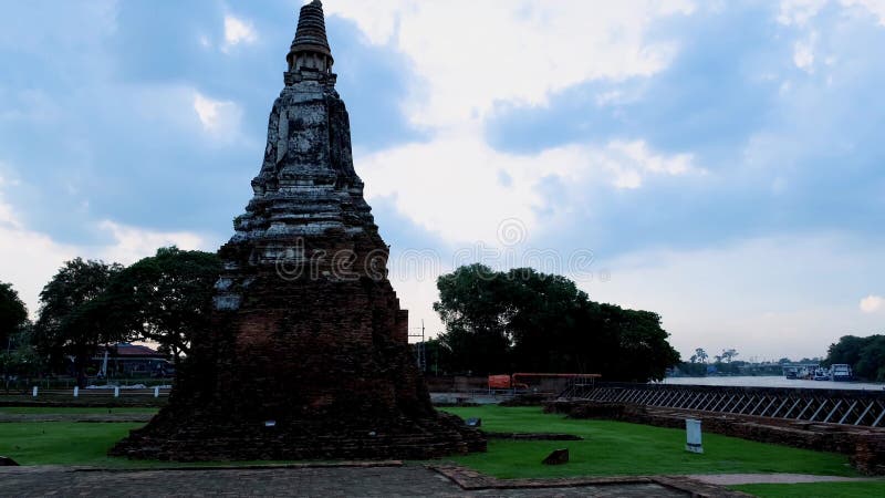 Hochwasser am Fluss in ayutthaya thailand in wat chaiwatthanaram während Sonnenuntergang Monsun Saison