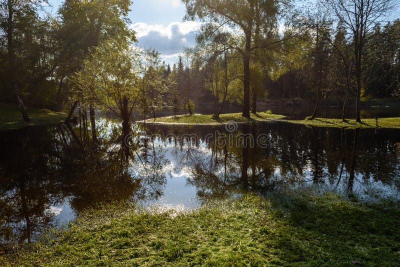 Download Hochwasserniveau Im Fluss Gauja, Nahe Valmiera-Stadt In Lettland S Stockfoto - Bild von klippe, nave: 106801090