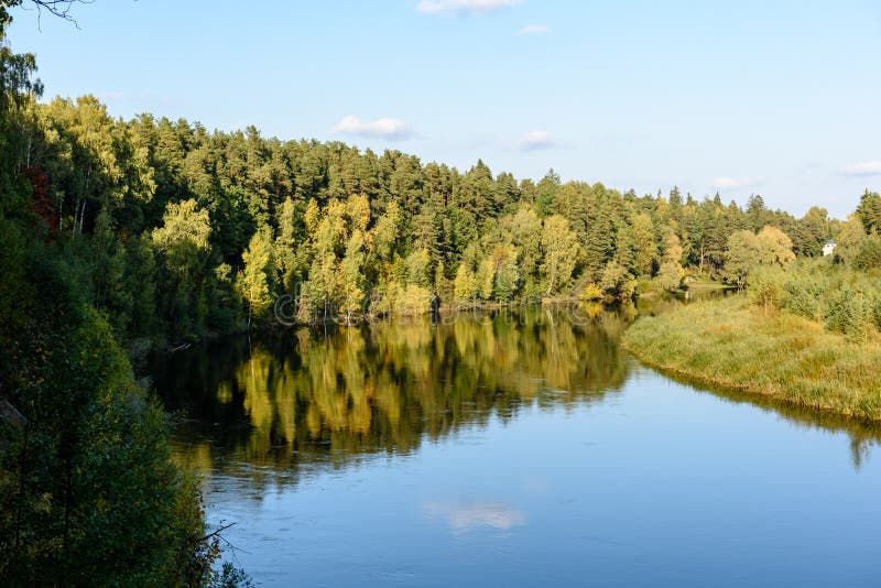 Download Hochwasserniveau Im Fluss Gauja, Nahe Valmiera-Stadt In Lettland S Stockbild - Bild von draußen, baltisch: 106801207