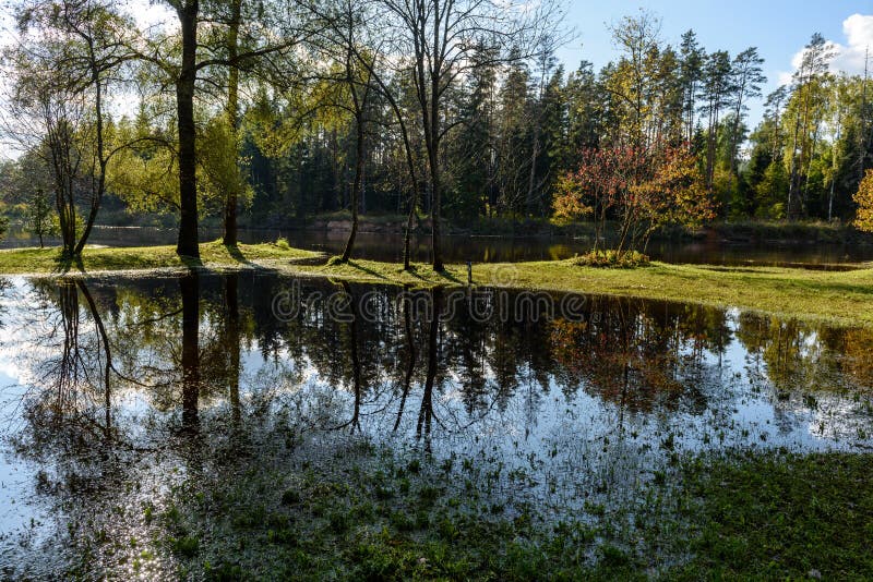 Download Hochwasserniveau Im Fluss Gauja, Nahe Valmiera-Stadt In Lettland S Stockbild - Bild von sandstein, grün: 106801209