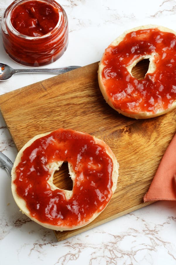 Hochwinkel-Bagel mit Erdbeermarmelade stockfotografie