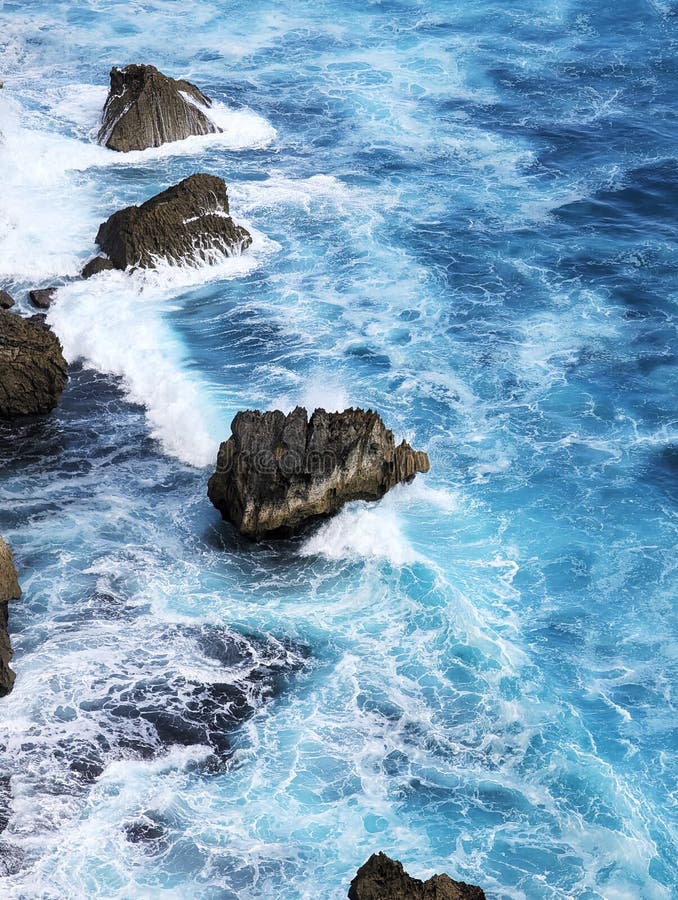 Hochwinkelaufnahme des abstrakten Hintergrunds der Meereswellen in Uluwatu stockfotos