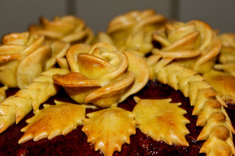 Hochzeit, Brot, Rose, Ährchen, Blätter, Gebäck, ukrainisch, Russe, Feiertag, Laib, traditionell, schön, Dekoration, celebrati lizenzfreie stockfotos Hochzeit, Brot, Rose, Ährchen, Blätter, Gebäck, ukrainisch, Russe, Feiertag, Laib, traditionell, schön, Dekoration, celebrati lizenzfreie stockfotos