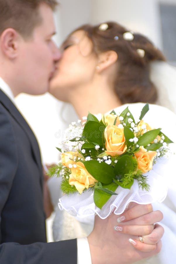 Hochzeit. Erster Kuss stockbild Hochzeit. Erster Kuss stockbild