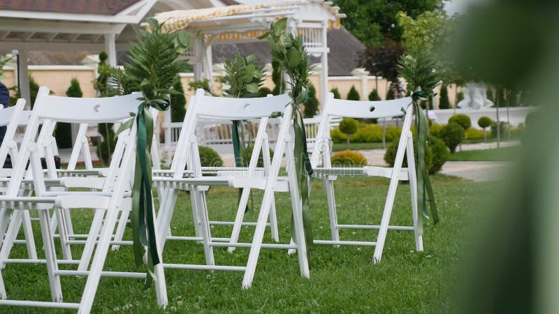 Hochzeit gegründet im Garten, Park Äußere Hochzeitszeremonie, Feier Hochzeits-Gang-Dekor Reihen von weißem hölzernem leeren sich